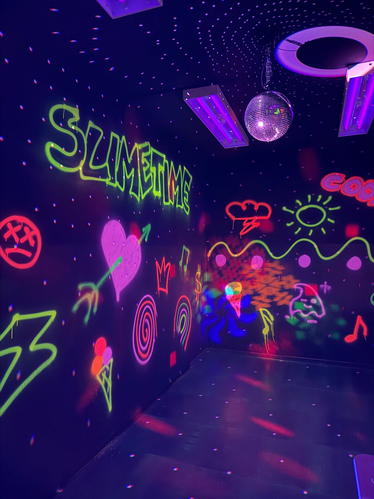 SLIME WORKSHOP: Glow in the dark Squishy Stressball & Slime | Sonntag, 14.06.26 von 11:00 - 12:45 Uhr